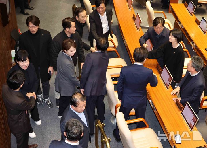 [서울=뉴시스] 조성우 기자 = 윤석열 대통령이 긴급 대국민 담화를 통해 비상계엄령을 발표한 가운데 4일 새벽 서울 여의도 국회 본회의장에서 한동훈 국민의힘 대표와 이재명 더불어민주당 대표 등 여야 의원들이 인사를 나누고 있다. 2024.12.04. xconfind@newsis.com