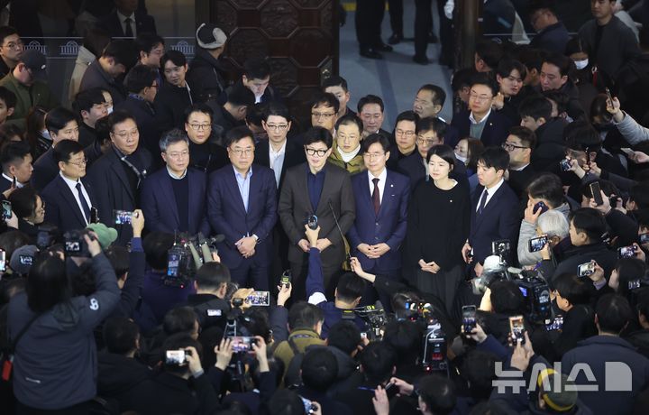 [서울=뉴시스] 권창회 기자 = 윤석열 대통령이 긴급 대국민 담화를 통해 비상계엄령을 발표한 가운데 4일 서울 여의도 국회에서 비상계엄해제요구안이 가결된 뒤 한동훈 국민의힘 대표가 발언하고 있다. 2024.12.04. kch0523@newsis.com