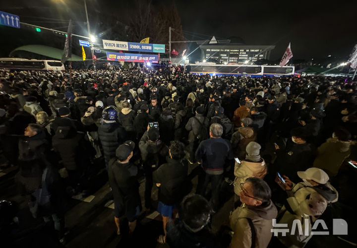 [서울=뉴시스] 김명년 기자 = 국회 본회의에서 비상계엄 해제를 의결한 4일 새벽 서울 여의도 국회 앞에 시민들로 붐비고 있다. 2024.12.03. kmn@newsis.com