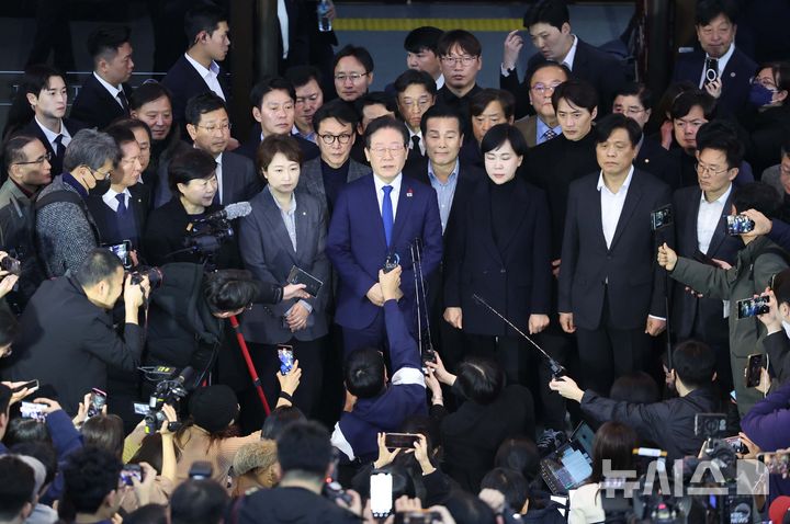 [서울=뉴시스] 권창회 기자 = 윤석열 대통령이 긴급 대국민 담화를 통해 비상계엄령을 발표한 가운데 4일 서울 여의도 국회에서 비상계엄해제요구안이 가결된 뒤 이재명 더불어민주당 대표가 발언하고 있다. 2024.12.04. kch0523@newsis.com