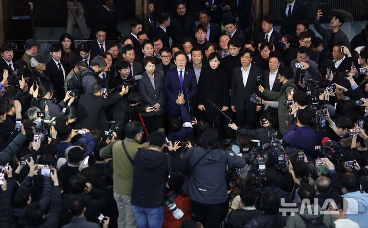 [서울=뉴시스] 권창회 기자 = 윤석열 대통령이 긴급 대국민 담화를 통해 비상계엄령을 발표한 가운데 4일 서울 여의도 국회에서 비상계엄해제요구안이 가결된 뒤 이재명 더불어민주당 대표가 발언하고 있다. 2024.12.04. kch0523@newsis.com