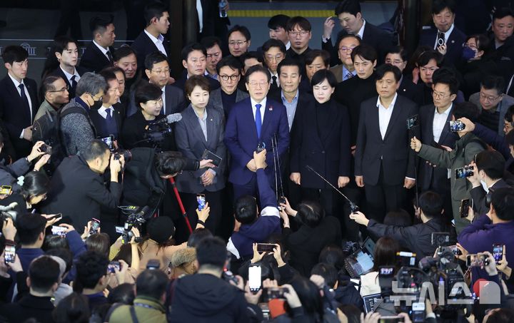 [서울=뉴시스] 권창회 기자 = 윤석열 대통령이 긴급 대국민 담화를 통해 비상계엄령을 발표한 가운데 4일 서울 여의도 국회에서 비상계엄해제요구안이 가결된 뒤 이재명 더불어민주당 대표가 발언하고 있다. 2024.12.04. kch0523@newsis.com