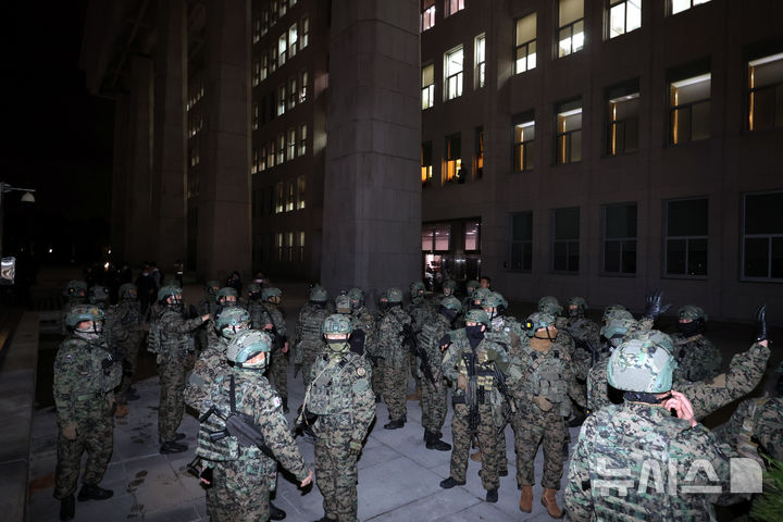 [서울=뉴시스] 조성봉 기자 = 국회 본회의에서 비상계엄 해제를 의결한 4일 새벽 계엄군 병력이 국회에서 철수하고 있다. 2024.12.04. suncho21@newsis.com