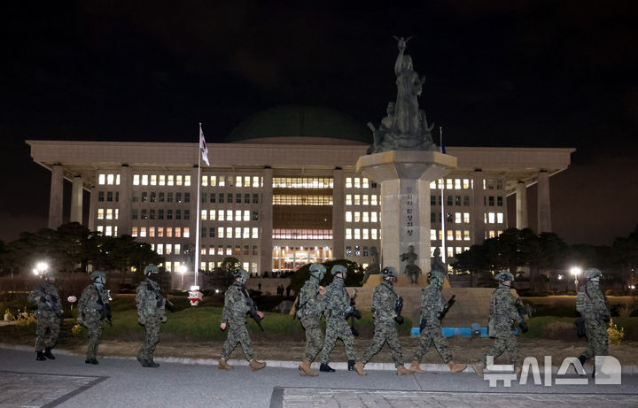 [서울=뉴시스] 조성봉 기자 = 국회 본회의에서 비상계엄 해제를 의결한 4일 새벽 계엄군 병력이 국회에서 철수하고 있다. 2024.12.04. suncho21@newsis.com