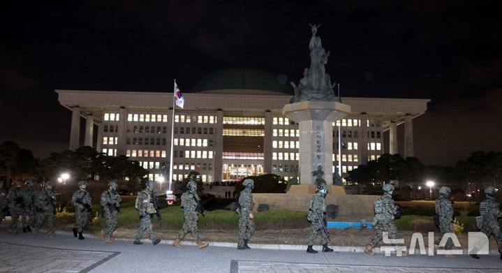 [서울=뉴시스] 조성봉 기자 = 국회 본회의에서 비상계엄 해제를 의결한 4일 새벽 계엄군 병력이 국회에서 철수하고 있다. 2024.12.04. suncho21@newsis.com