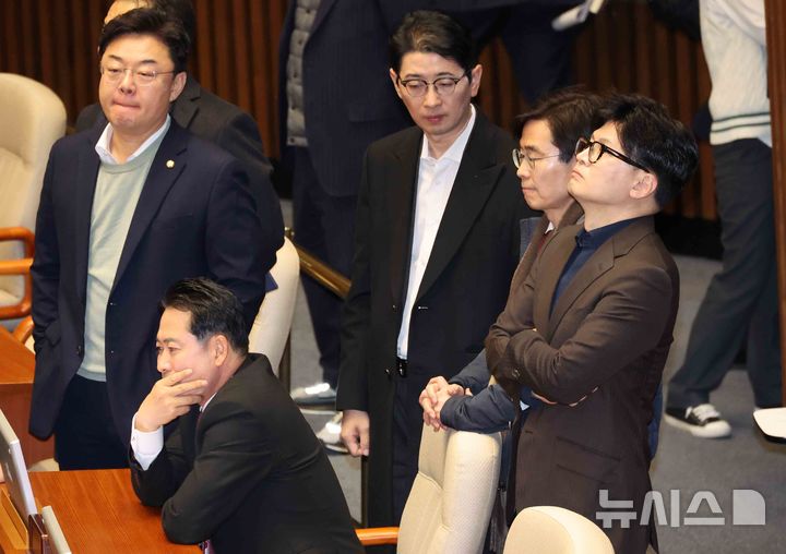 [서울=뉴시스] 조성우 기자 = 윤석열 대통령이 긴급 대국민 담화를 통해 비상계엄령을 발표한 가운데 4일 새벽 서울 여의도 국회에서 열린 본회의에서 한동훈 국민의힘 대표를 비롯한 여당 의원들이 심각한 표정을 짓고 있다. 2024.12.04. xconfind@newsis.com