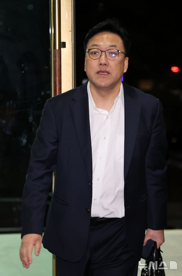 [서울=뉴시스] 배훈식 기자 = 국회의 비상계엄 해제 요구 결의안 가결 소식이 전해진 4일 오전 김병환 금융위위원장이 서울 종로구 정부서울청사에 들어서고 있다. 2024.12.04. dahora83@newsis.com