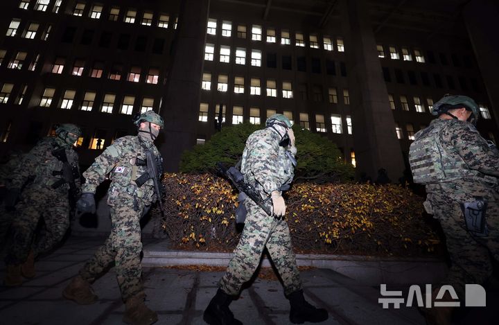 [서울=뉴시스] 조성봉 기자 = 국회 본회의에서 비상계엄 해제요구안이 가결된 4일 서울 여의도 국회에서 계엄군이 철수하고 있다. 2024.12.04. suncho21@newsis.com