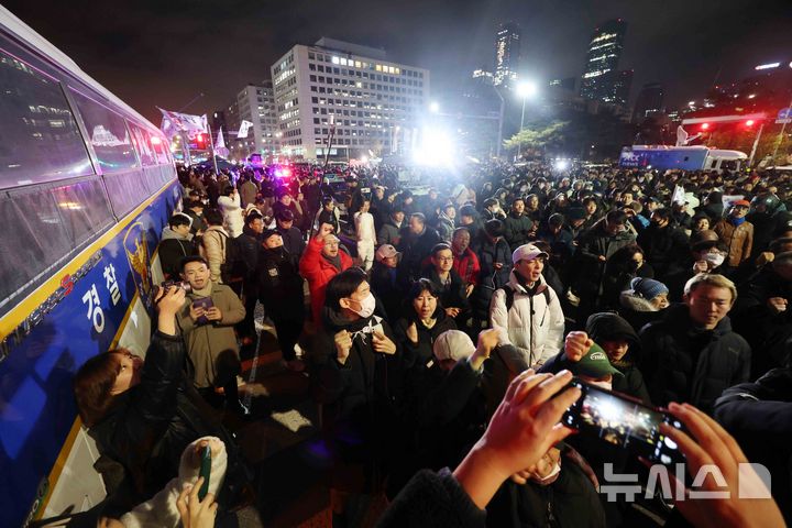 [서울=뉴시스] 김명년 기자 = 비상계엄령이 선포된 4일 오전 서울 영등포구 국회의사당 정문 앞에서 시민들이 윤석열 대통령 퇴진 촉구 구호를 외치고 있다. 2024.12.04. kmn@newsis.com