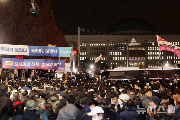 [서울=뉴시스] 김명년 기자 = 비상계엄령이 선포된 4일 오전 서울 영등포구 국회의사당 정문 앞에서 시민들이 윤석열 대통령 퇴진 촉구 구호를 외치고 있다. 2024.12.04. kmn@newsis.com