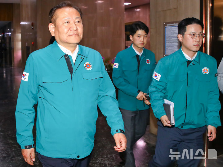 [서울=뉴시스] 배훈식 기자 = 윤석열 대통령이 비상계엄을 선포한 가운데 4일 새벽 서울정부청사에 이상민 행안부장관이 간부긴급회의를 마치고 나오고 있다. (공동취재) 2024.12.04. photo@newsis.com