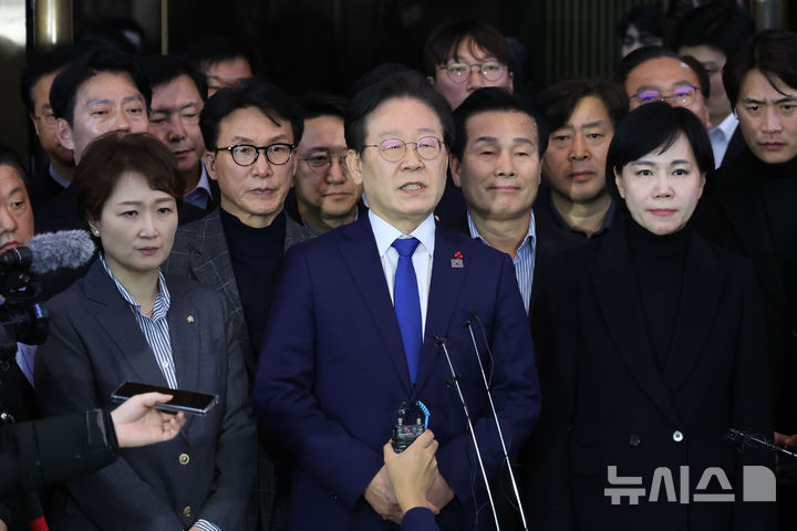 민주 &quot;윤 대통령·김용현·이상민, 내란죄 고발·탄핵 추진…여 동참하라&quot;