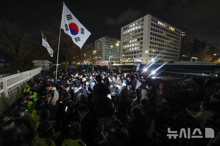 [서울=뉴시스] 김진아 기자 = 윤석열 대통령의 비상계엄 해제 요구 결의안이 국회 본회의에서 통과된 4일 새벽 서울 영등포구 국회 정문 앞에서 시민들이 윤석열 대통령 퇴진 촉구 구호를 외치고 있다. 2024.12.04. bluesoda@newsis.com