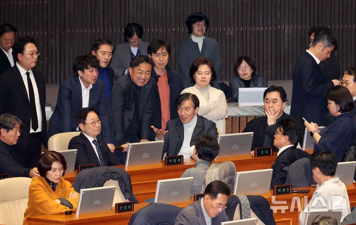 [서울=뉴시스] 조성우 기자 = 윤석열 대통령이 긴급 대국민 담화를 통해 비상계엄령을 발표한 가운데 4일 새벽 서울 여의도 국회에서 열린 본회의에서 비상계엄 해제요구안이 가결된 뒤 조국 조국혁신당 대표와 이준석 개혁신당 의원, 한창민 사회민주당 대표, 용혜인 기본소득당 대표 등이 대화를 나누고 있다. 2024.12.04. xconfind@newsis.com