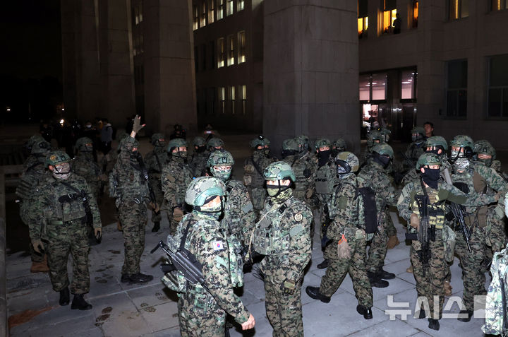 [서울=뉴시스] 조성봉 기자 = 윤석열 대통령이 긴급 대국민 담화를 통해 비상계엄령을 발표한 가운데 4일 서울 여의도 국회 내부로 계엄군이 진입을 시도하고 있다. 2024.12.04. suncho21@newsis.com