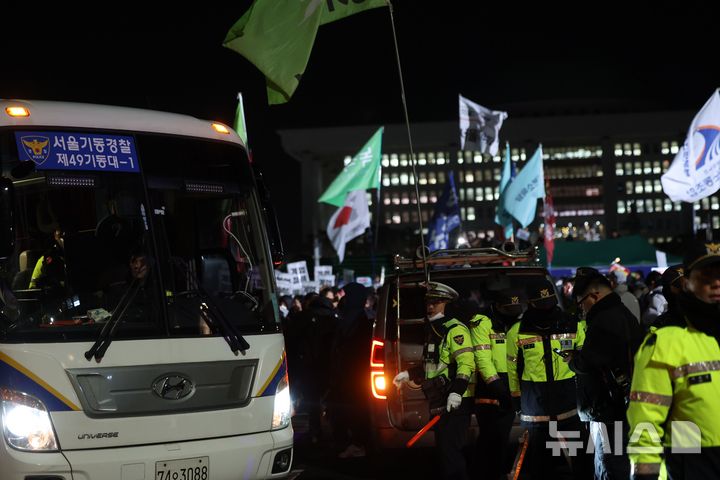 [서울=뉴시스] 김명년 기자 = 국회 본회의에서 비상계엄 해제를 의결한 4일 새벽 서울 영등포구 국회 앞에서 경찰이 철수하고 있다. 2024.12.04. kmn@newsis.com