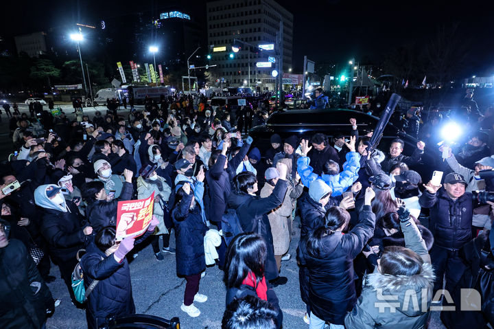 [서울=뉴시스] 김명년 기자 = 윤석열 대통령이 국회 계엄해제령 관련해 담화문을 발표한 가운데 4일 새벽 서울 여의도 국회 인근에서 시민들이 기뻐하고 있다. 2024.12.04. kmn@newsis.com