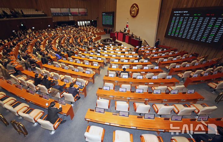 [서울=뉴시스] 조성우 기자 = 4일 새벽 서울 여의도 국회에서 열린 본회의에서 비상계엄 해제요구안이 가결된 가운데 추경호 국민의힘 원내대표 등 여당 의원들의 의석이 다수 비어 있다. 2024.12.04. xconfind@newsis.com