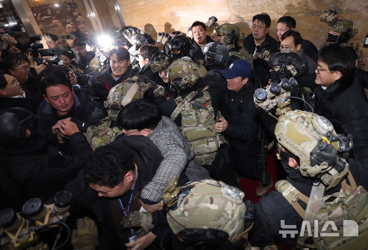 "계엄령 선포 , 한국의 K팝·독재자 양면 드러나"