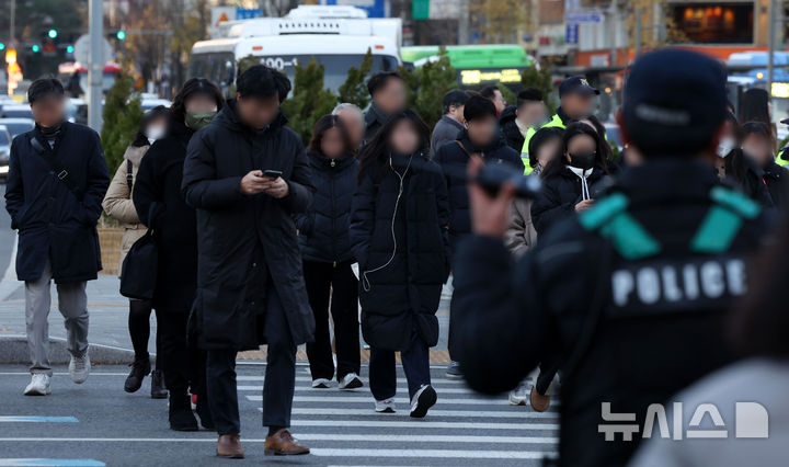 [서울=뉴시스] 홍효식 기자 = 서울 광화문사거리에서 시민들이 출근길 발걸음을 재촉하고 있다. 2024.12.04. yesphoto@newsis.com