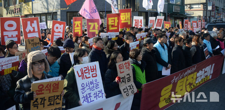 [전주=뉴시스] 김얼 기자 = 윤석열퇴진전북행동본부 관계자들이 4일 전북 전주시 관통로사거리에서 '비상계엄 선포 결의대회'를 열고 구호를 외치고 있다. 2024.12.04. pmkeul@newsis.com