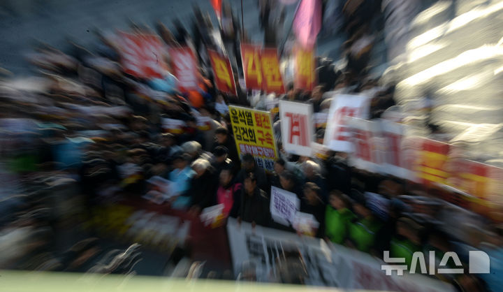 [전주=뉴시스] 김얼 기자 = 윤석열퇴진전북행동본부 관계자들이 4일 전북 전주시 관통로사거리에서 '비상계엄 선포 결의대회'를 열고 구호를 외치고 있다. 2024.12.04. pmkeul@newsis.com