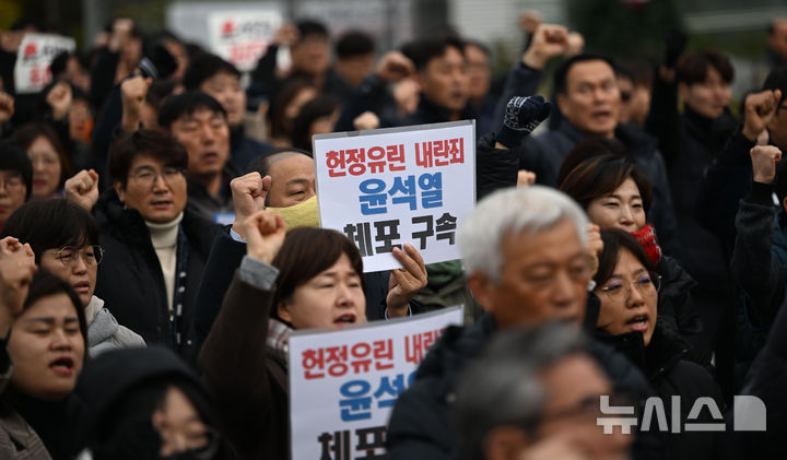 [광주=뉴시스] 이영주 기자 = 4일 오전 광주 동구 5·18민주광장에서 열린 '헌정 유린, 내란 수괴 윤석열 체포·구속 촉구 광주시민비상시국대회'에서 시민들이 구호를 외치고 있다. 2024.12.04. leeyj2578@newsis.com