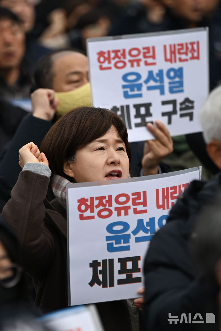 [광주=뉴시스] 이영주 기자 = 영국 파이낸셜타임스(FT)는 갑작스러운 계엄령 선포 및 해제를 단행한 윤석열 대통령의 정치적 행보를 짚으며 "(이번 사태로) 자신의 입지를 더욱 불확실하게 만들었다"는 평가를 내놨다. 사진은 4일 오전 광주 동구 5·18민주광장에서 열린 '헌정 유린, 내란 수괴 윤석열 체포·구속 촉구 광주시민비상시국대회'에서 시민들이 구호를 외치고 있는 모습. 2024.12.04. leeyj2578@newsis.com