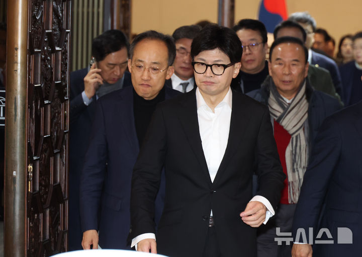 [서울=뉴시스] 고승민 기자 = 한동훈 국민의힘 대표와 추경호 원내대표가 4일 서울 여의도 국회에서 비상의원총회를 마친 후 회의장을 나서고 있다. 2024.12.04. kkssmm99@newsis.com