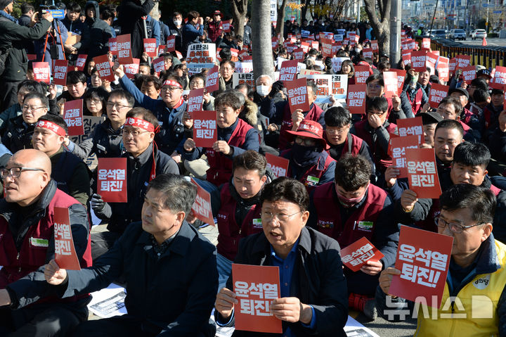 [울산=뉴시스] 배병수 기자 = 민주노총 울산지역본부 관게자들이 4일 울산시청 남문 앞에서 윤석열 대통령 퇴진을 촉구하는 결의대회를 진행하고 있다. 2024.12.04. bbs@newsis.com