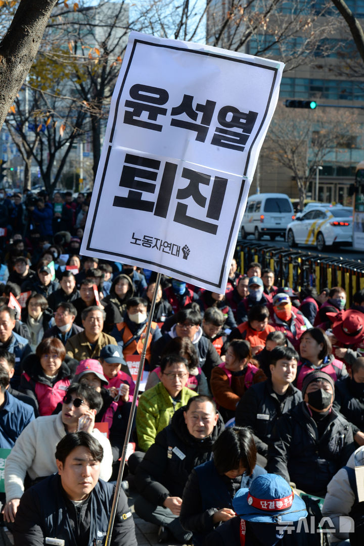 [울산=뉴시스] 배병수 기자 = 민주노총 울산지역본부는 4일 울산시청 남문에서 윤석열 대통령 구속을 촉구하는 투쟁대회를 열고 있다. 2024.12.04.bbs@newsis.com.