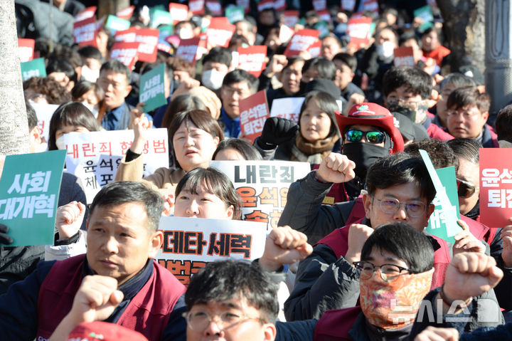 [울산=뉴시스] 배병수 기자 = 민주노총 울산지역본부는 4일 울산시청 남문에서 윤석열 대통령 구속을 촉구하는 투쟁대회를 열고 있다. 2024.12.04.bbs@newsis.com.