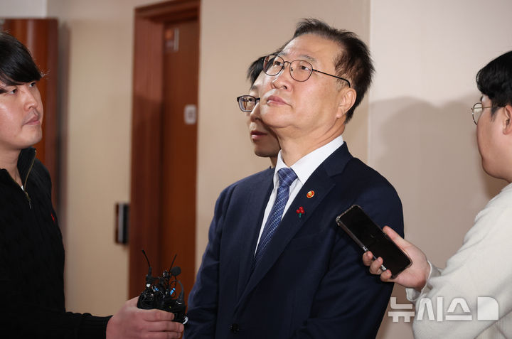 [서울=뉴시스] 김명원 기자 = 박성재 법무부 장관이 지난해 12월 4일 오전 서울 종로구 정부서울청사에서 윤석열 대통령이 긴급 담화로 비상계엄 해제를 선언 가운데 열린 한덕수 총리 주재로 열린 긴급 회의를 마친후 나서며 기자들의 질문을 받고 있다. 2024.12.03. kmx1105@newsis.com