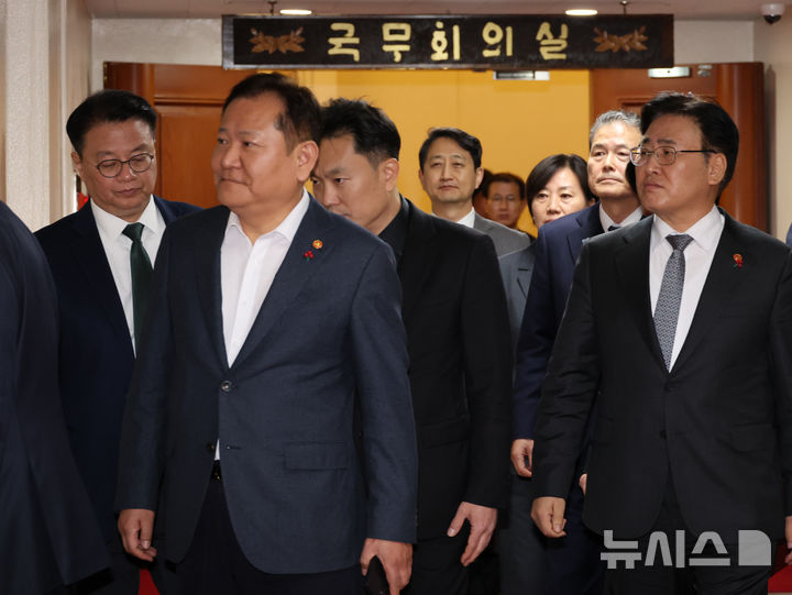 [서울=뉴시스] 김명원 기자 = 이상민 행정안전부 장관과 국무위원들이 4일 오전 서울 종로구 정부서울청사에서 윤석열 대통령이 긴급 담화로 비상계엄 해제를 선언 가운데 한덕수 국무총리 주재로 긴급소집된 회의를 마친후 국무회의실을 나서고 있다. 2024.12.03. kmx1105@newsis.com