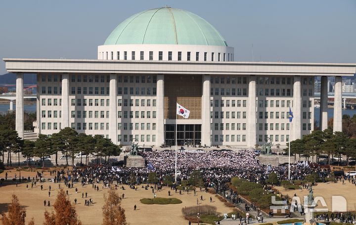 [서울=뉴시스] 조성봉 기자 = 4일 오후 서울 여의도 국회에서 열린 윤석열 대통령 사퇴 촉구 탄핵추진 비상시국대회에서 참가자들이 '윤석열 탄핵' 구호를 외치고 있다. 2024.12.04.  suncho21@newsis.com