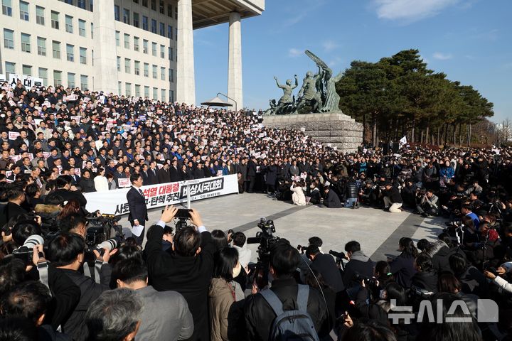 [서울=뉴시스] 조성봉 기자 = 이재명 더불어민주당 대표, 조국 조국혁신당 대표, 윤종오 진보당 원내대표를 비롯한 참가자들이 4일 오후 서울 여의도 국회에서 열린 윤석열 대통령 사퇴 촉구 탄핵추진 비상시국대회에서 애국가를 부르고 있다. 2024.12.04.  suncho21@newsis.com