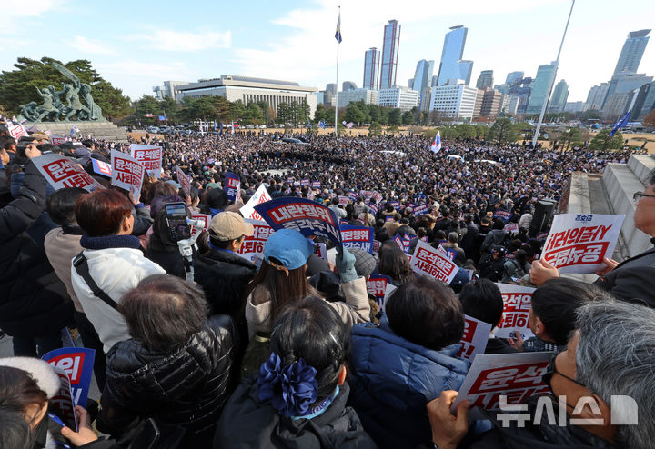 [서울=뉴시스] 조성우 기자 = 4일 오후 서울 여의도 국회에서 열린 윤석열 대통령 사퇴 촉구 탄핵추진 비상시국대회 참가자들이 구호를 외치고 있다. 2024.12.04. xconfind@newsis.com