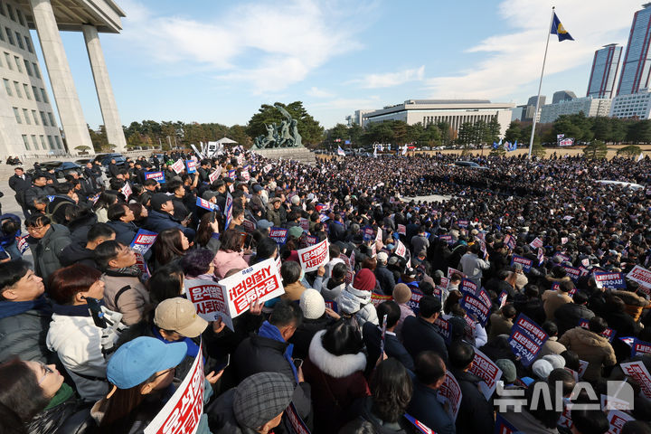 [서울=뉴시스] 조성우 기자 = 4일 오후 서울 여의도 국회에서 열린 윤석열 대통령 사퇴 촉구 탄핵추진 비상시국대회 참가자들이 구호를 외치고 있다. 2024.12.04. xconfind@newsis.com