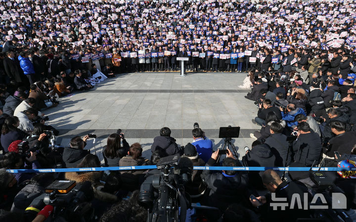 [서울=뉴시스] 조성우 기자 = 이재명 더불어민주당 대표가 4일 오후 서울 여의도 국회에서 열린 윤석열 대통령 사퇴 촉구 탄핵추진 비상시국대회에서 발언하고 있다. 2024.12.04. xconfind@newsis.com