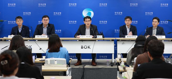[서울=뉴시스]지난 2024년 12월 4일 서울 중구 한국은행에서 금융·외환시장 점검 및 시장안정화 조치 실시 관련 기자간담회가 열리고 있다. 왼쪽부터 이병목 금융결제국장, 최용훈 금융시장국장, 박종우 부총재보, 최창호 통화정책국장, 윤경수 국제국장. (사진=한국은행 제공) 2024.12.04. photo@newsis.com *재판매 및 DB 금지