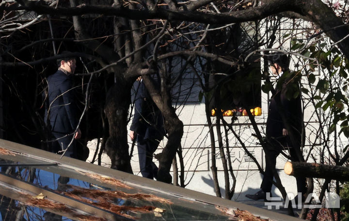 [서울=뉴시스] 김금보 기자 = 한동훈 국민의힘 대표가 4일 오후 서울 종로구 삼청동 총리공관에서 비상계엄 선포 및 해제에 따른 후속 대응을 논의하기 위해 이동하고 있다. 긴급 회동에는 한덕수 국무총리, 여당과 대통령실의 고위 당국자가 참석하는 것으로 알려졌다. 2024.12.04. kgb@newsis.com