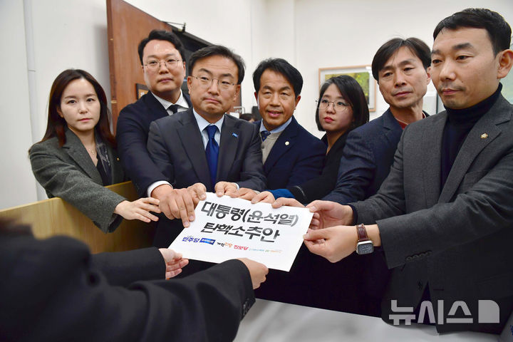 [서울=뉴시스] 조성우 기자 = 4일 서울 여의도 국회에서 김용민(오른쪽) 더불어민주당 의원, 신장식(오른쪽 다섯 번째부터) 조국혁신당 의원, 천하람 개혁신당 원내대표와 이주영 의원, 윤종오(왼쪽 네 번째부터) 진보당 원내대표, 용혜인 기본소득당 대표, 한창민 사회민주당 대표가 야6당이 공동발의한 윤석열 대통령 탄핵소추안을 의안과에 제출하고 있다. (공동취재) 2024.12.04. photo@newsis.com