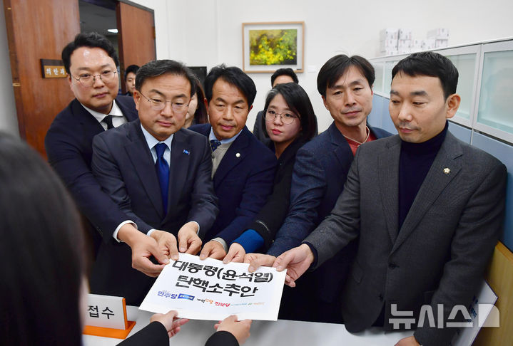 [서울=뉴시스] 조성우 기자 = 4일 서울 여의도 국회에서 김용민(오른쪽) 더불어민주당 의원, 신장식(오른쪽 다섯 번째부터) 조국혁신당 의원, 천하람 개혁신당 원내대표와 이주영 의원, 윤종오(왼쪽 네 번째부터) 진보당 원내대표, 용혜인 기본소득당 대표, 한창민 사회민주당 대표가 야6당이 공동발의한 윤석열 대통령 탄핵소추안을 의안과에 제출하고 있다. (공동취재) 2024.12.04. photo@newsis.com