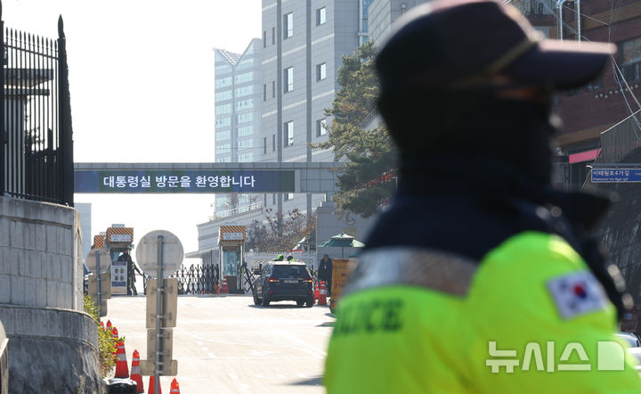 [서울=뉴시스] 윤석열 대통령이 비상 계엄을 해제한 4일 서울 용산 대통령실 입구에 방문 환영문구가 보이고 있다. 2024.12.04. photo@newsis.com