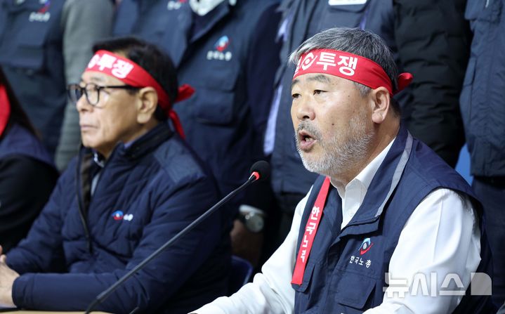 [서울=뉴시스] 고범준 기자 = 김동명 한국노총 위원장이 4일 오후 서울 영등포구 한국노총빌딩에서 열린 윤석열 대통령 퇴진 촉구 기자회견에서 발언을 하고 있다. 2024.12.04. bjko@newsis.com