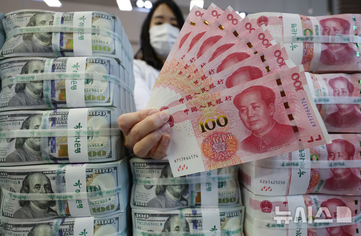 [서울=뉴시스] 김진아 기자 = 4일 서울 중구 하나은행 위변조대응센터에서 직원이 위안화를 정리하고 있다. 2024.12.04. bluesoda@newsis.com