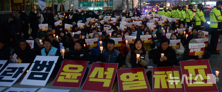 [전주=뉴시스] 김얼 기자 = 4일 전북 전주시 전주객사 앞에서 윤석열 퇴진 비상 촛불집회가 열린 가운데 윤석열 대통령 퇴진을 촉구하는 많은 시민들이 참석해 구호를 외치고 있다. 2024.12.04. pmkeul@newsis.com