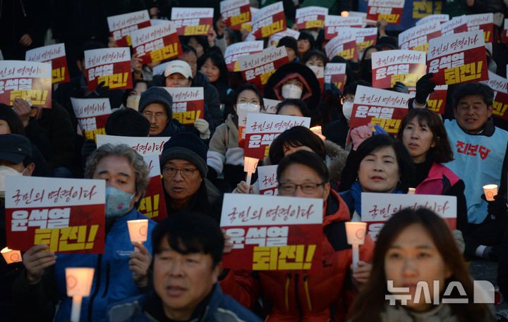 [전주=뉴시스] 김얼 기자 = 4일 전북 전주시 전주객사 앞에서 윤석열 퇴진 비상 촛불집회가 열린 가운데 윤석열 대통령 퇴진을 촉구하는 많은 시민들이 참석해 구호를 외치고 있다. 2024.12.04. pmkeul@newsis.com