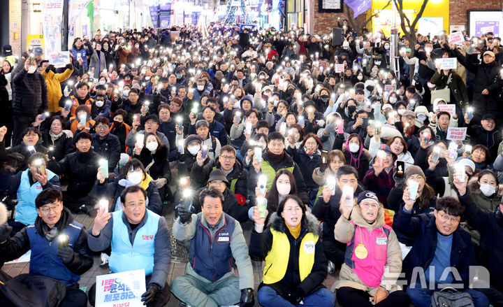 [대구=뉴시스] 이무열 기자 = 4일 오후 대구 중구 CGV 대구 한일 앞에서 윤석열 퇴진! 대구시민시국대회가 열리고 있다. 2024.12.04. lmy@newsis.com