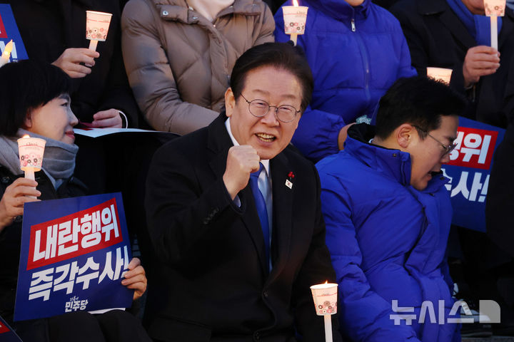 [서울=뉴시스] 조성우 기자 = 4일 오후 서울 여의도 국회에서 열린 윤석열 대통령 사퇴 촉구·탄핵 추진 범국민 촛불문화제에서 이재명 더불어민주당 대표가 촛불을 들고 구호를 외치고 있다. 2024.12.04. xconfind@newsis.com